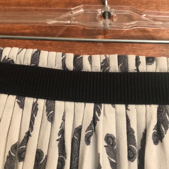 Feather print asymmetrical skirt - Picture 3 of 6